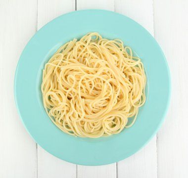 Tahta masadaki İtalyan spagettisi.