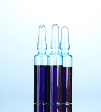 mavi arka plan üzerinde tıbbi ampul