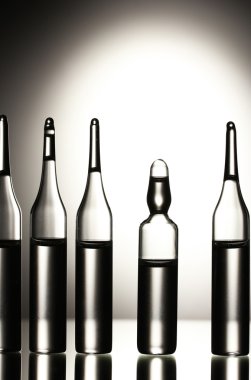 Gri arka planda tıbbi ampule