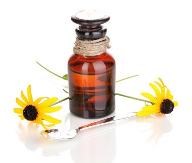 tabletler ve üzerinde beyaz izole çiçeklerle ilaç şişesi