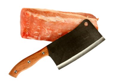 pişmemiş domuz üzerinde beyaz izole et balta ile