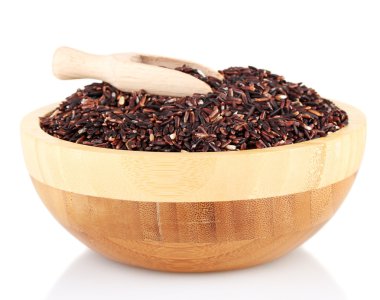 siyah pirinç üzerine beyaz izole bir ahşap kepçe ile bir kahverengi ahşap plat