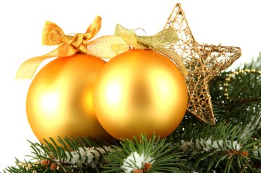 Noel topları ile üzerine beyaz izole kar köknar ağacı