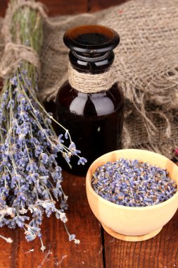 Lavanta çiçekleri ve kavanoz