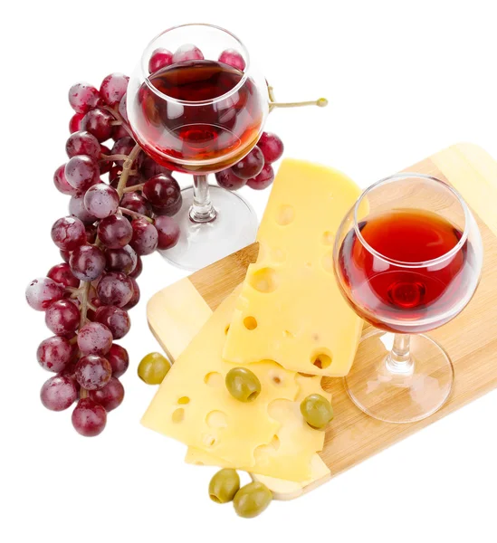 Vino in bicchieri da vino e formaggio isolato su bianco — Foto Stock