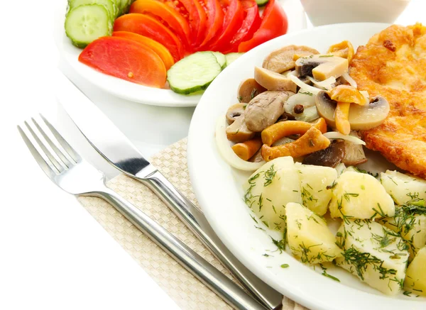 Gebratenes Hühnerschnitzel mit Salzkartoffeln und Pilzen auf Teller, isoliert auf weißem — Stockfoto