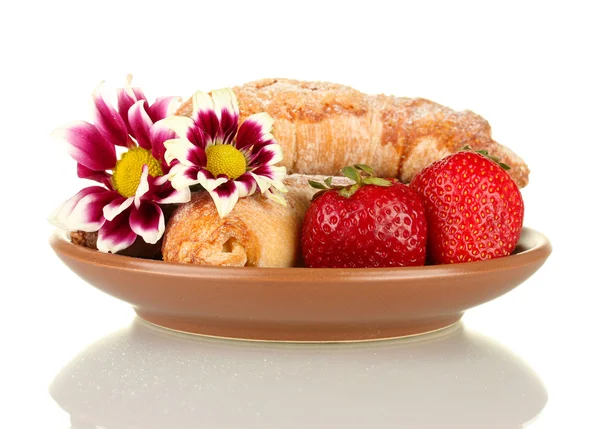 Frische Bagels mit Erdbeere isoliert auf weiß — Stockfoto