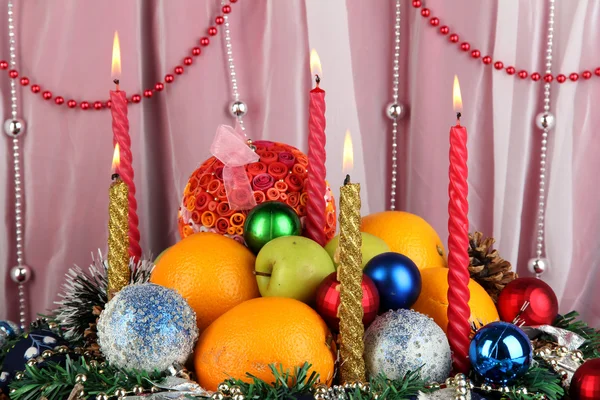 Sirviendo mesa de Navidad sobre fondo de tela blanca — Foto de Stock