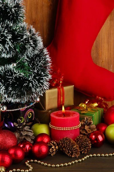 Composición de decoraciones navideñas sobre mesa de madera sobre fondo de madera — Foto de Stock