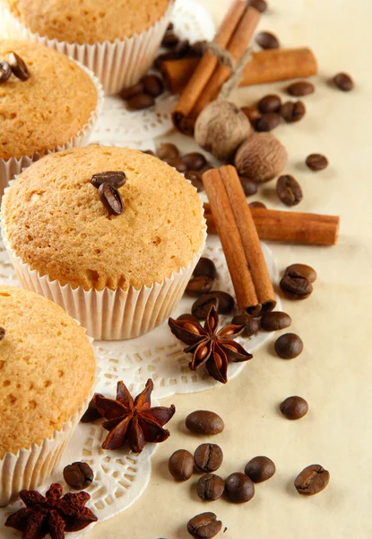Muffin smaczne ciasta na płótnie, przyprawy, kawy i nasiona, na beżowym tle — Zdjęcie stockowe