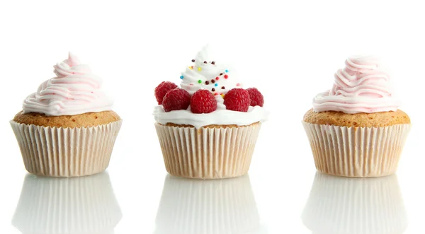 Cupcakes saborosos com bagas, isolados em branco — Fotografia de Stock