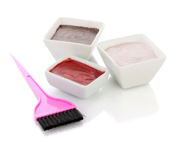 Tintura de cabelo em tigelas e escova para coloração de cabelo, isolado em branco — Fotografia de Stock