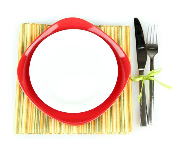 Порожні червоно-білі тарілки з виделкою і ножем ізольовані на білому — стокове фото