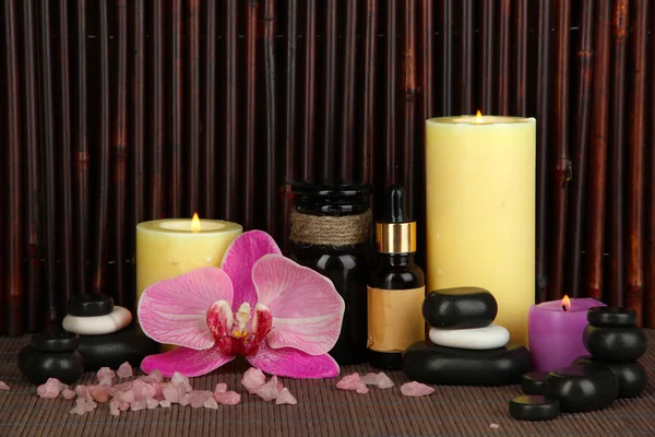 Beautiful spa setting on bamboo background — Stock Photo, Image