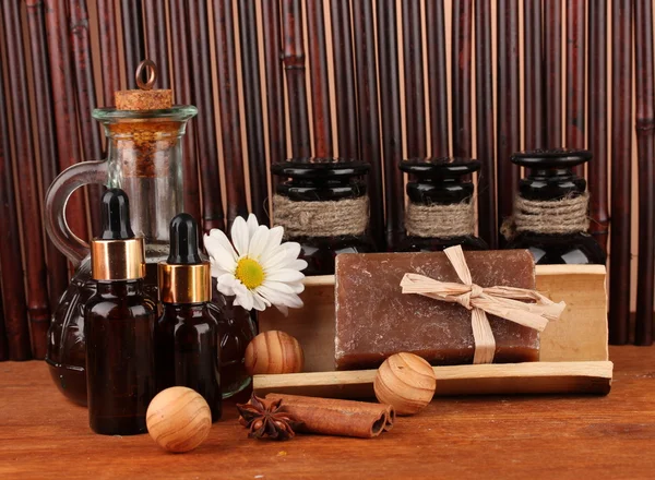 Ингредиенты для производства мыла на коричневом фоне — стоковое фото