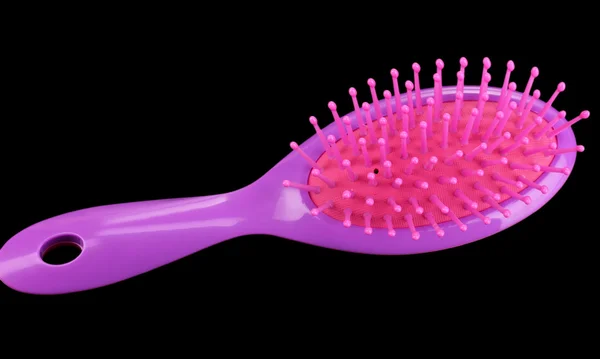 Brosse à cheveux pourpre sur fond noir — Photo