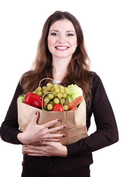 Bakkal çanta dolusu taze sebze ve meyve üzerinde beyaz izole tutan kadın — Stok fotoğraf