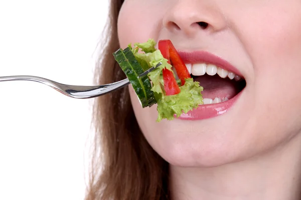 Mulher bonita comendo salada de legumes isolada em branco — Fotografia de Stock