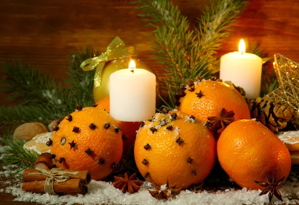 Kompozycja bożonarodzeniowa z pomarańczą i jodłą, na drewnianym tle — Zdjęcie stockowe