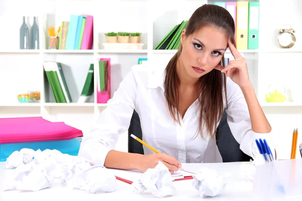 Doordachte zakenvrouw met documenten in office — Stockfoto