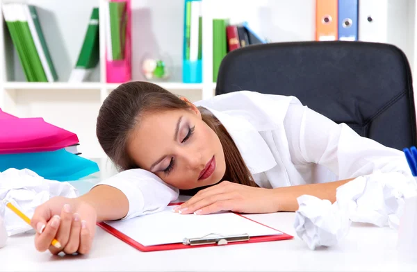 Γυναίκα των επιχειρήσεων κουρασμένος με έγγραφα που κάθεται στο τραπέζι και κοιμάται — Φωτογραφία Αρχείου