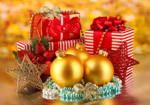 Kerstmis decoratie en geschenk dozen op gouden achtergrond — Stockfoto