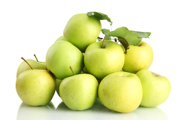 Сочные яблоки с зелеными листьями, изолированные на белом — стоковое фото