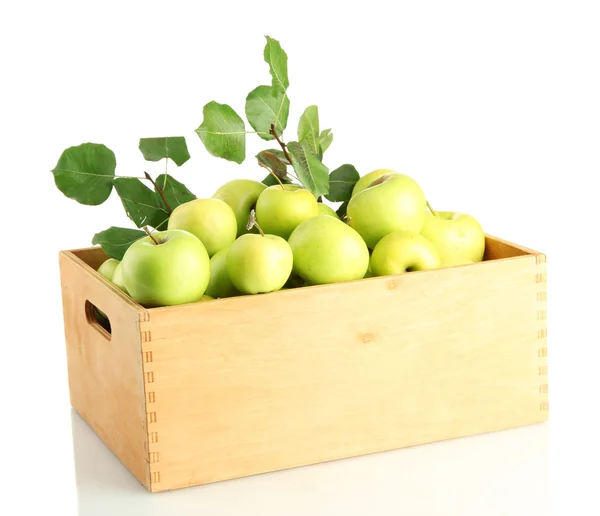 Saftige Äpfel mit grünen Blättern in Holzkiste, isoliert auf weiß — Stockfoto