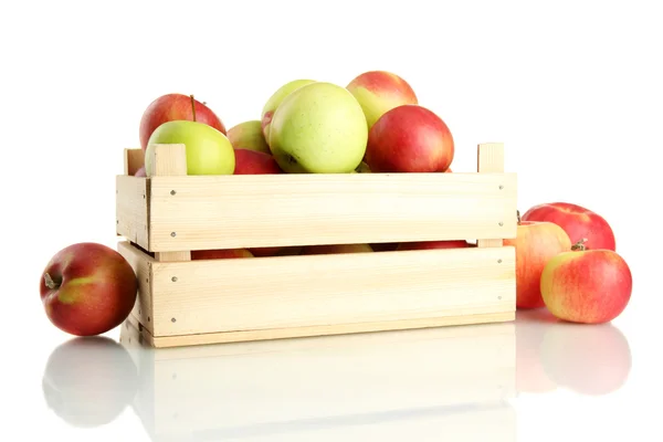 Sappige appels in houten kist, geïsoleerd op wit — Stockfoto