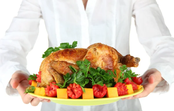 Chef-kok houden een plaat van gebakken kip met groenten close-up — Stockfoto