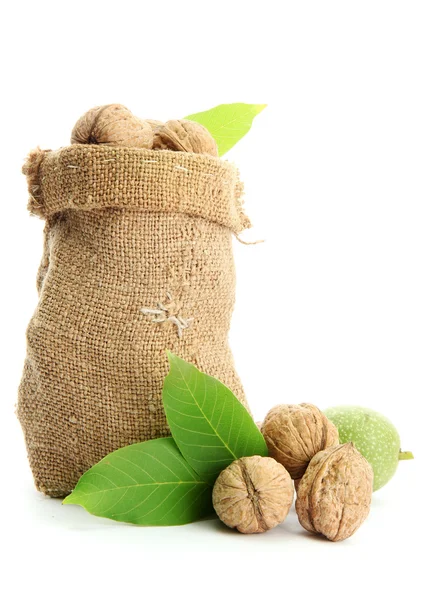 Noix avec feuilles vertes dans un sac en toile de jute, isolées sur blanc — Photo