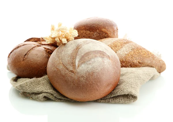 Sabrosos panes de centeno con orejas, aislados en blanco — Foto de Stock
