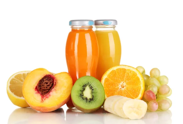 Delicioso jugo multifruta en una botella y fruta al lado de ella aislado en blanco — Foto de Stock
