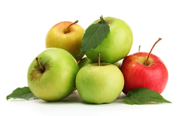 Słodkie jabłka z liści na białym tle — Zdjęcie stockowe