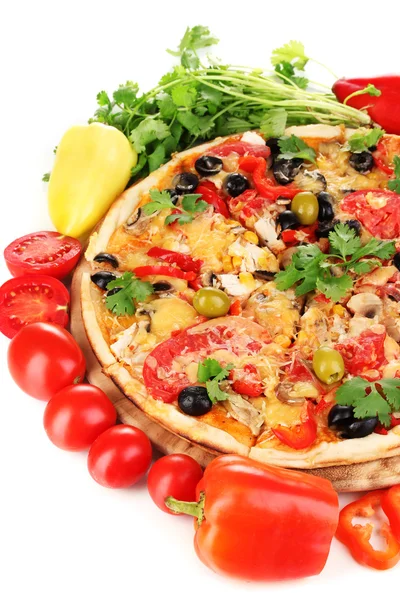 Deliciosa pizza con ingredientes alrededor aislados en blanco — Foto de Stock