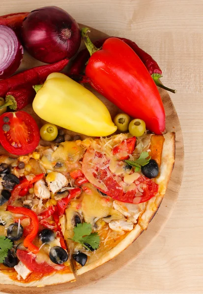 Deliciosa pizza con ingredientes de cerca sobre fondo de mesa de madera —  Fotos de Stock