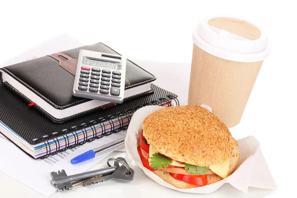 白で隔離される事務用品と食欲をそそるサンドイッチ — ストック写真