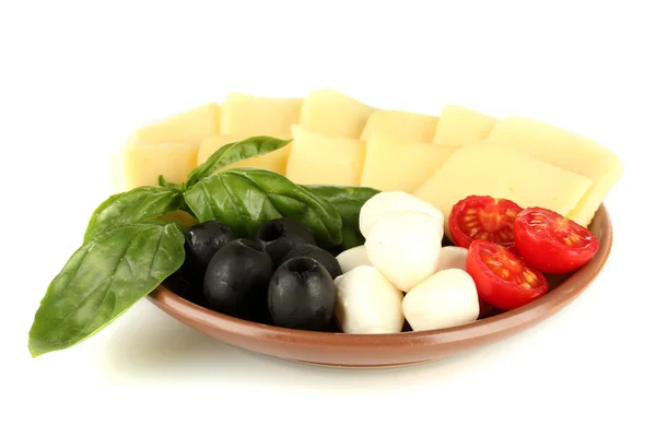 Plátky sýr mozzarella se zeleninou v izolovaných na bílém plechu — Stock fotografie