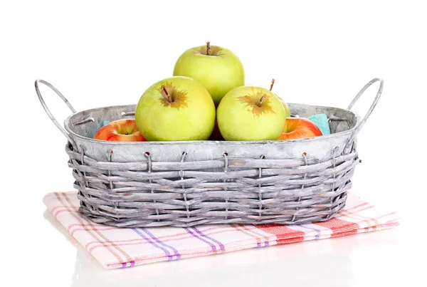 Pommes mûres dans le panier isolé sur blanc — Photo