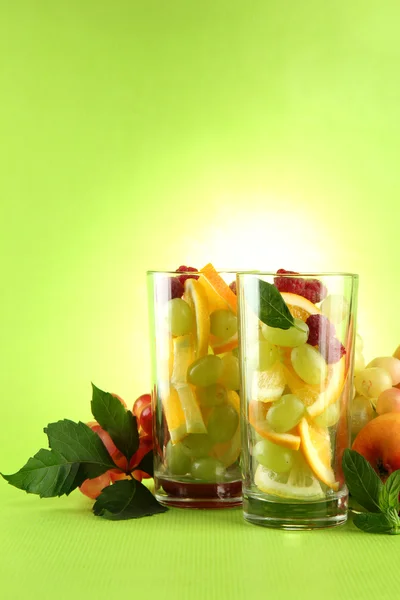 Transparent glas med citrusfrukter, på grren bakgrund — Stockfoto