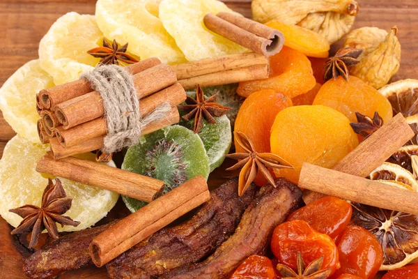 Fruits secs avec cannelle et anis étoiles close-up — Photo