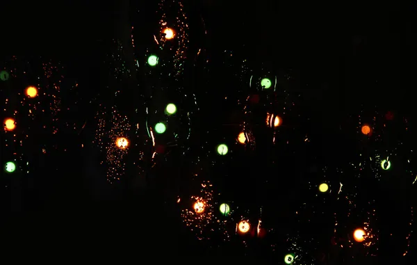 Druppels regen op het raam met abstracte verlichting — Stockfoto