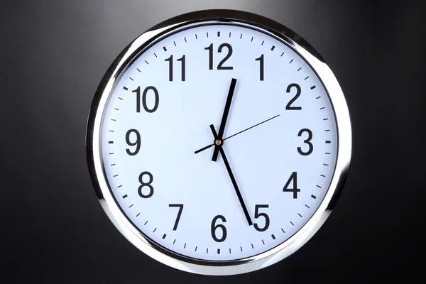 Reloj de oficina redonda sobre fondo negro —  Fotos de Stock