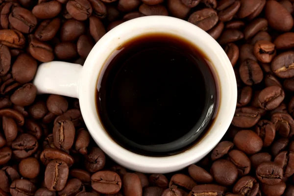 Kopp kaffe på brun bakgrund — Stockfoto