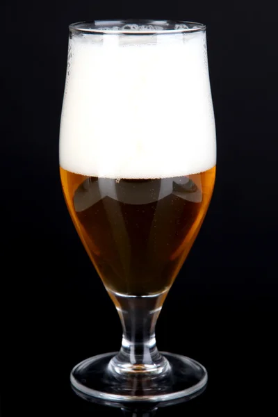 Glas bier geïsoleerd op zwart — Stockfoto