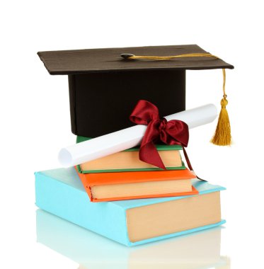 Grad hoed en diploma met boeken geïsoleerd op wit
