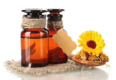 ilaç şişeleri ve üzerinde beyaz izole calendula,