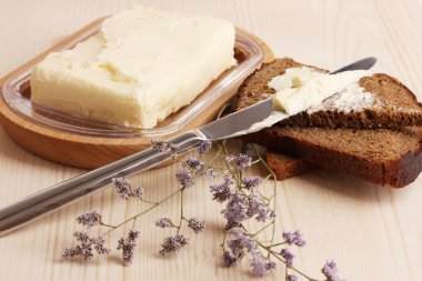 tahta sahibi ve ahşap masa yakın çekim ekmek üzerine tereyağı
