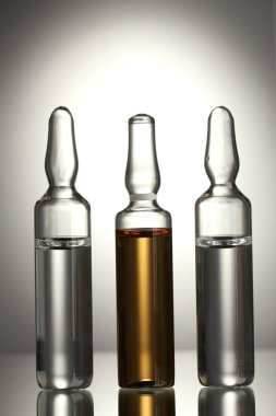 Gri arka planda tıbbi ampule