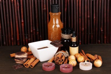 ahşap masa bambu arka plan yansıması ile güzel çikolata spa ayarı